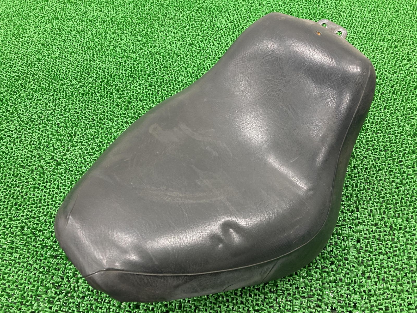 ドラッグスター400 フロントシート 4TR ヤマハ 純正 中古 バイク 部品 VH01J メインシート 品薄 安心のノーマル 修復素材に 車検 Genuine