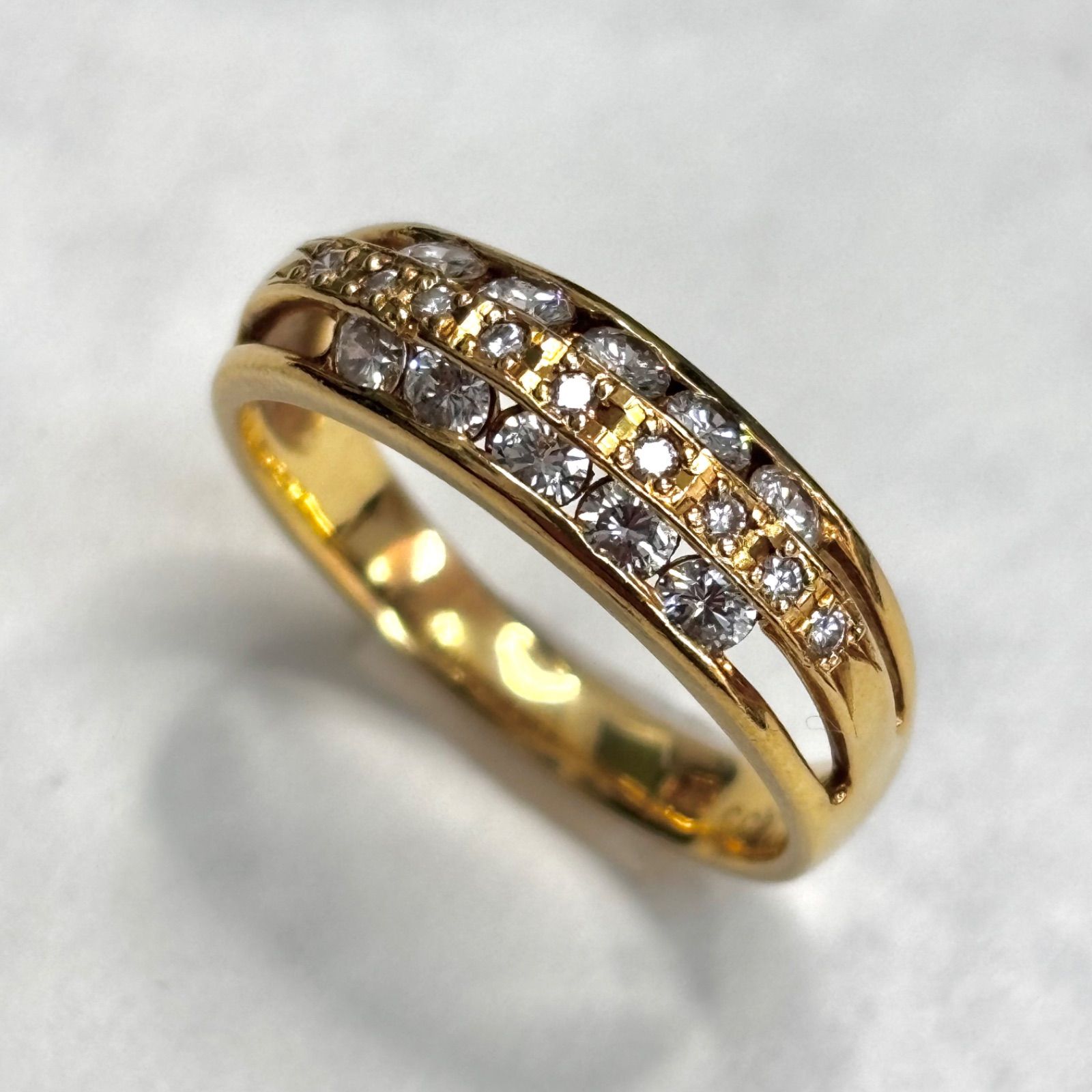 上美品⭐️18金ゴールドに3層ダイヤモンドのデザインリング 上美品⭐️18金ゴールドに3層ダイヤモンドのデザインリング