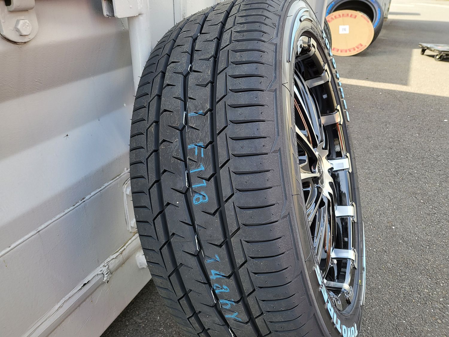 200系ハイエース タイヤホイールセット New TOYO H30 225/50R18