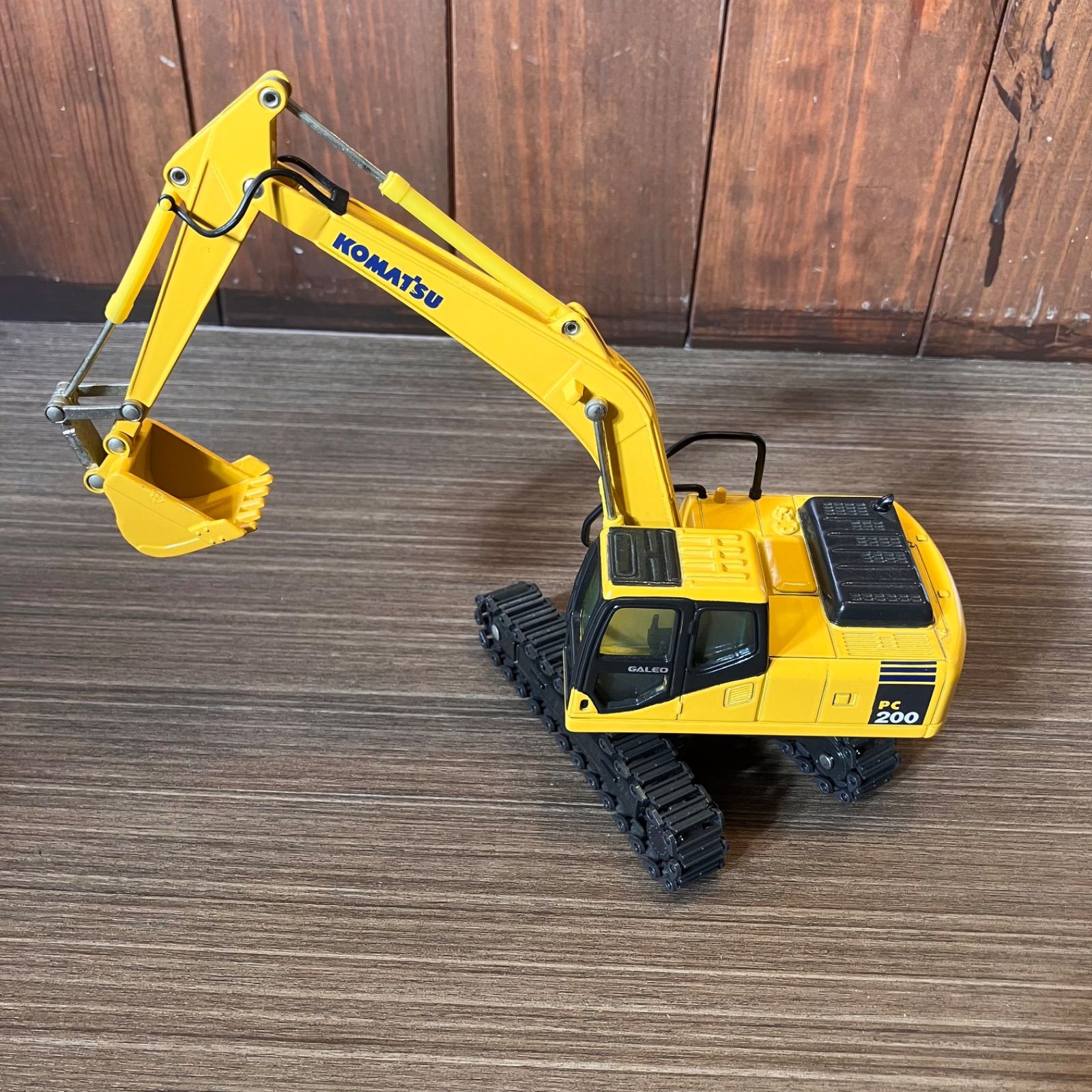 送料無料】KOMATSU／コマツ PC200 パワーショベル ミニチュア 1/43