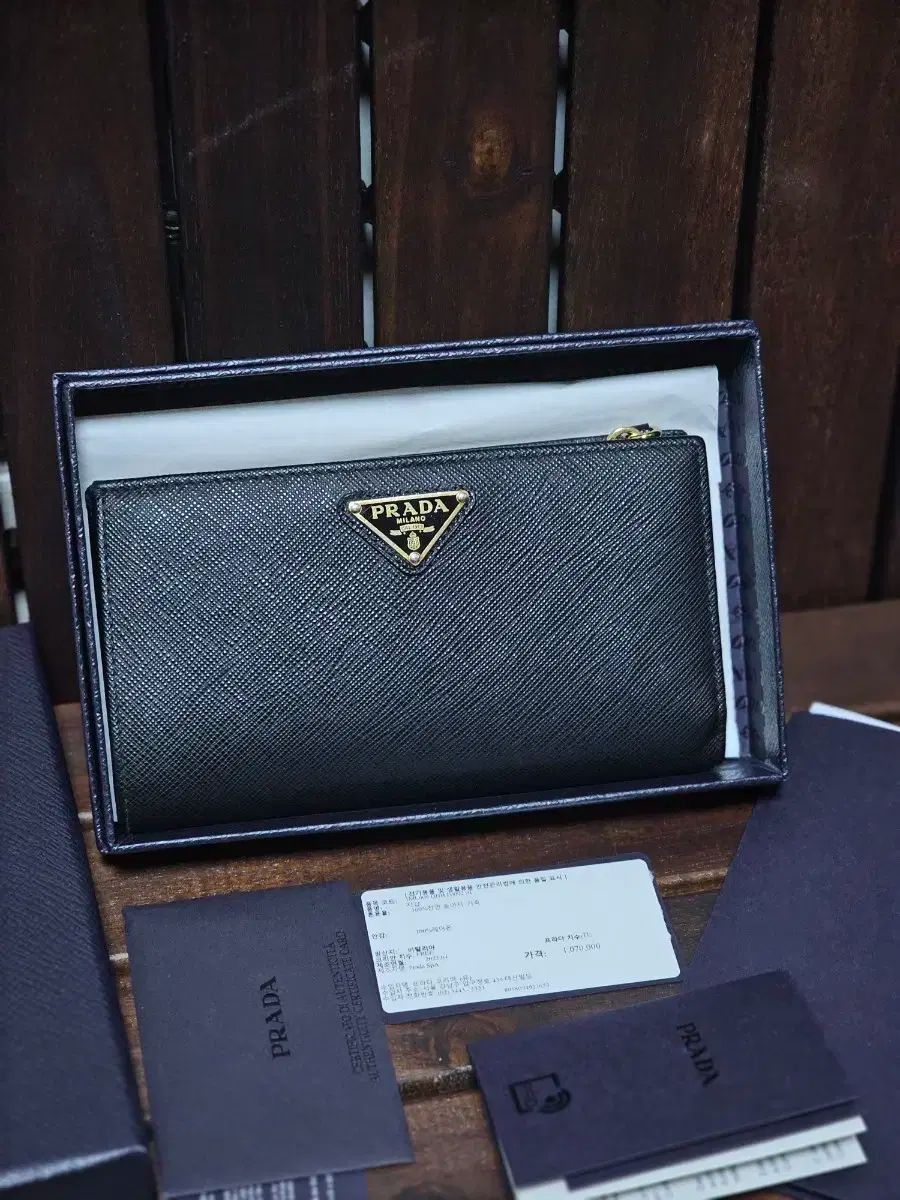 プラダ 財布 トライアングルロゴ テスートナイロン M605A 二つ折り