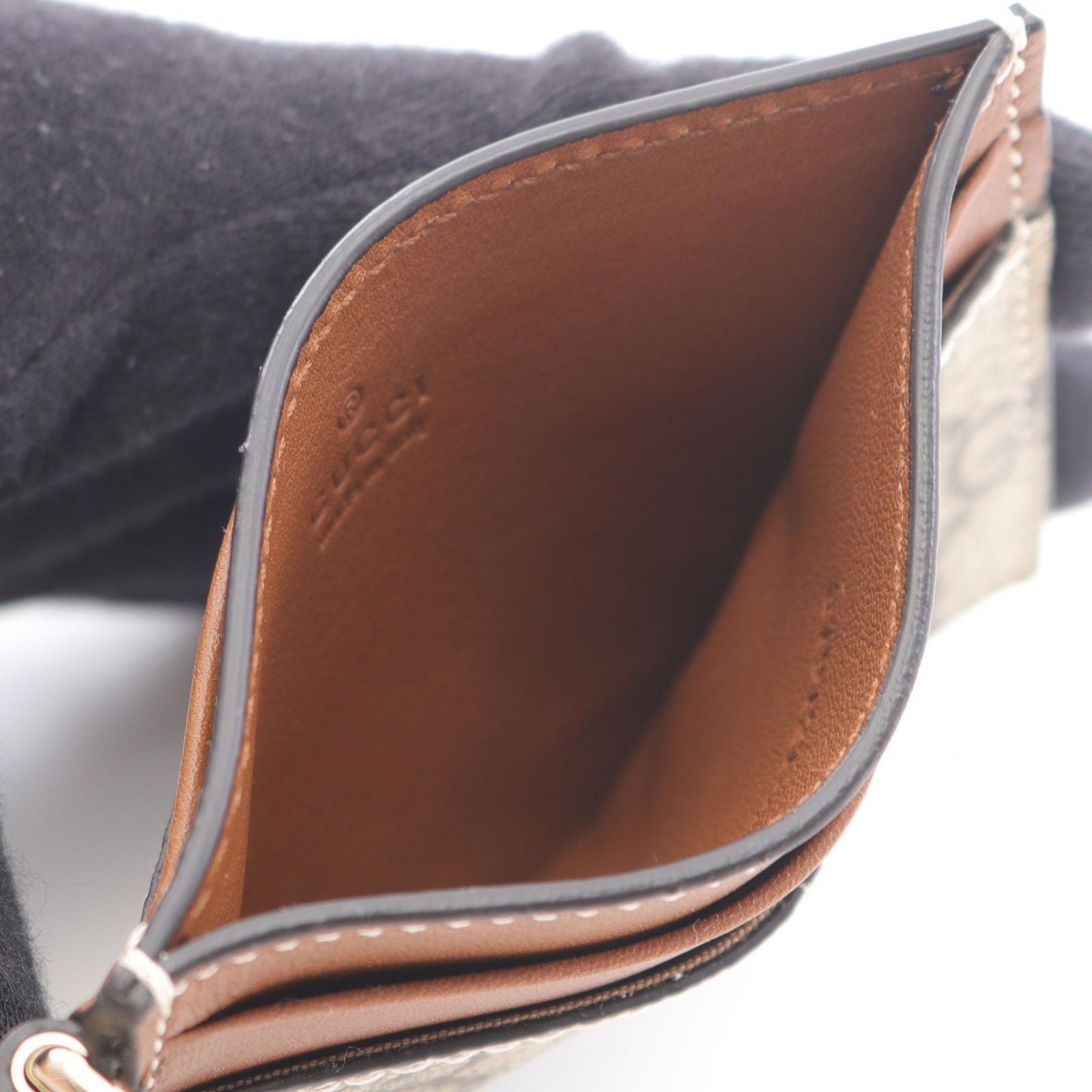 24-25 新作 グッチ GGエンブレム ジップ カードケース ブラウン GG Emblem zip card case in beige and dark brown fabric