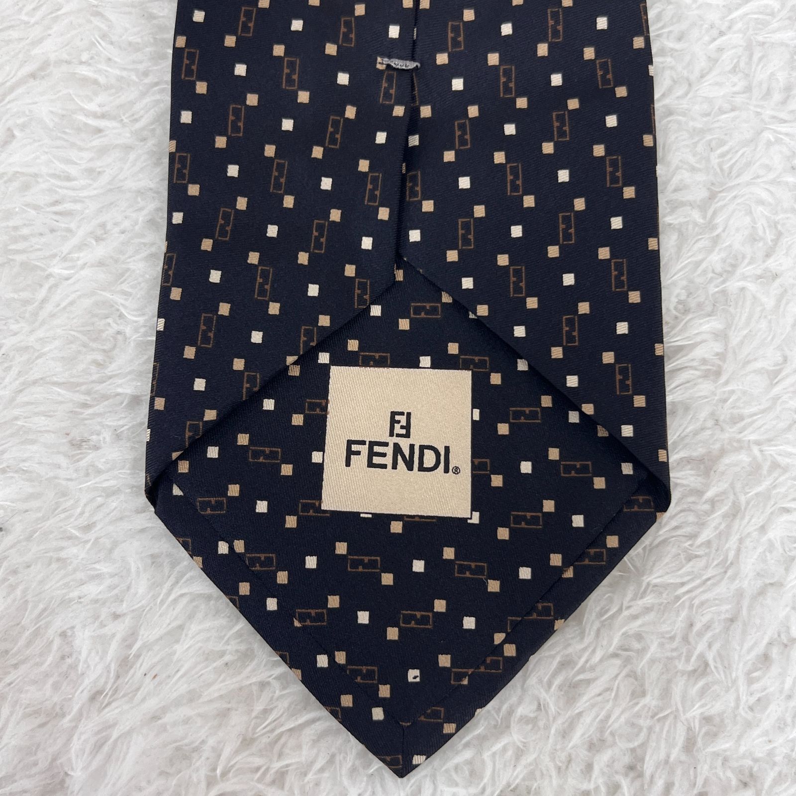美品》FENDI (フェンディ) シルクネクタイ 総柄 ズッカ柄 黒