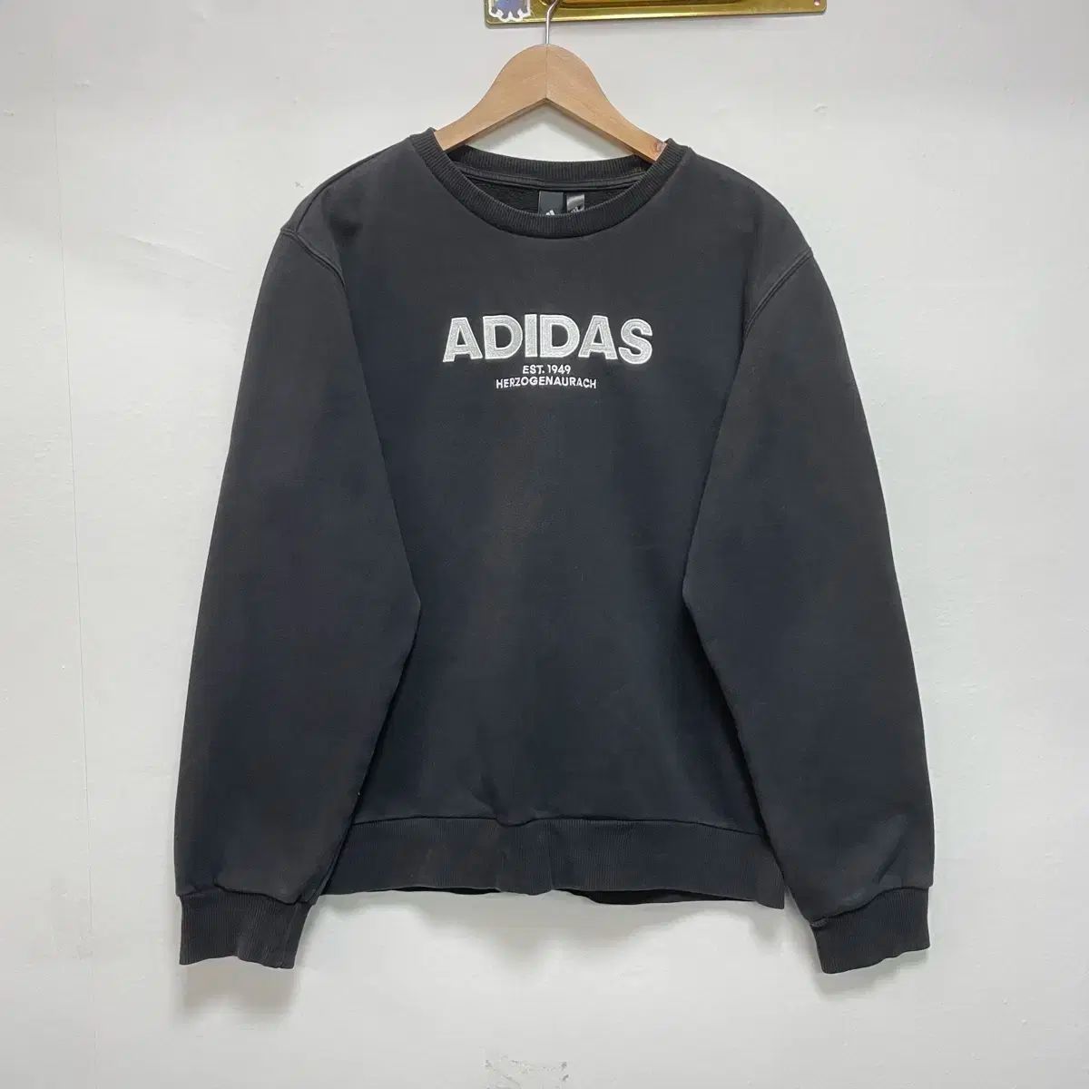 adidas(アディダス) ESSENTIALS(エッセンシャルズ) オールキャップ ラウンドスウェットシャツ 兼用 L サイズ