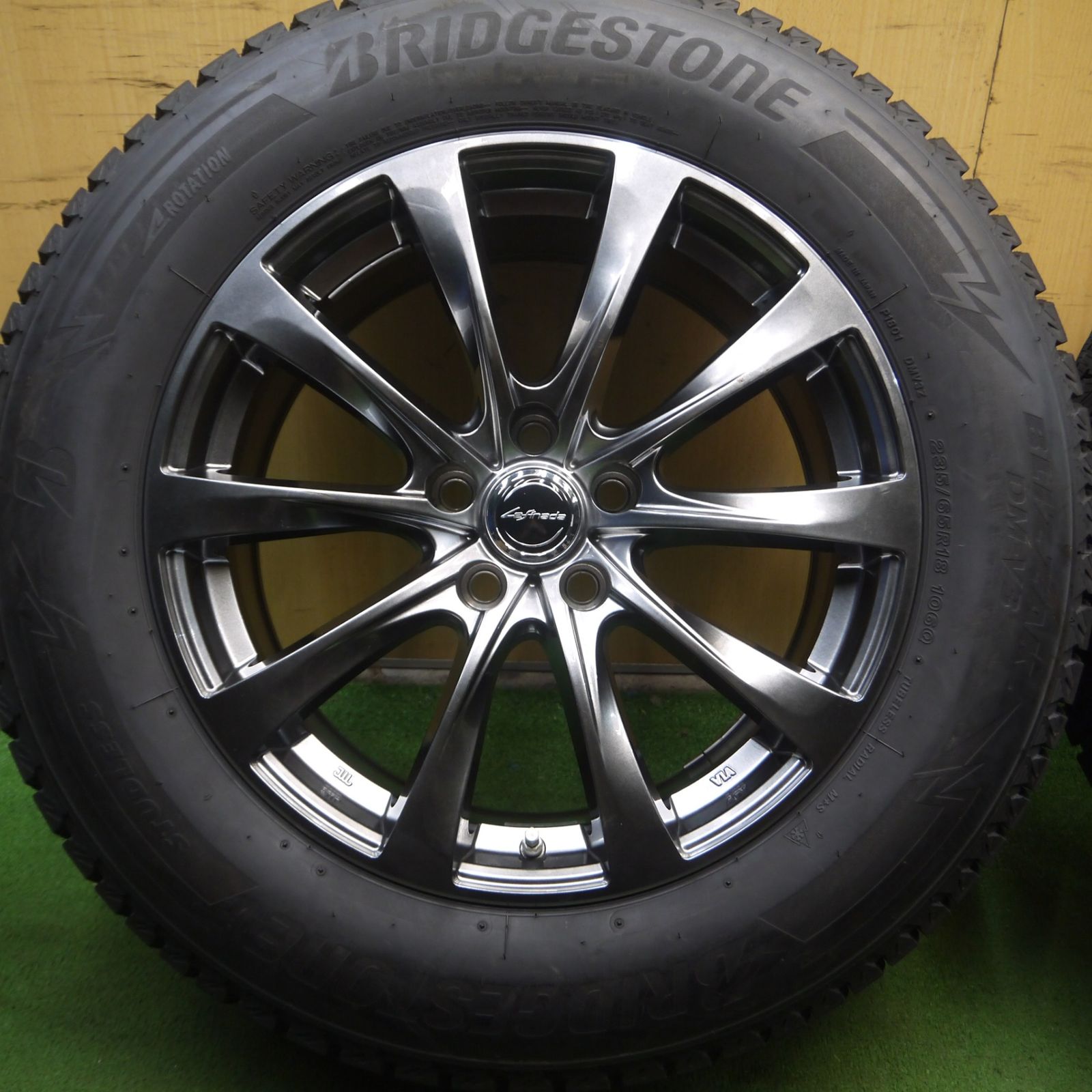 *送料無料* 超バリ溝！21年！キレイ！9.5分以上★Lefinada motion2 MiD 235/65R18 スタッドレス ブリヂストン DM-V3 レフィナーダ PCD114.3/5H★4022113Hス