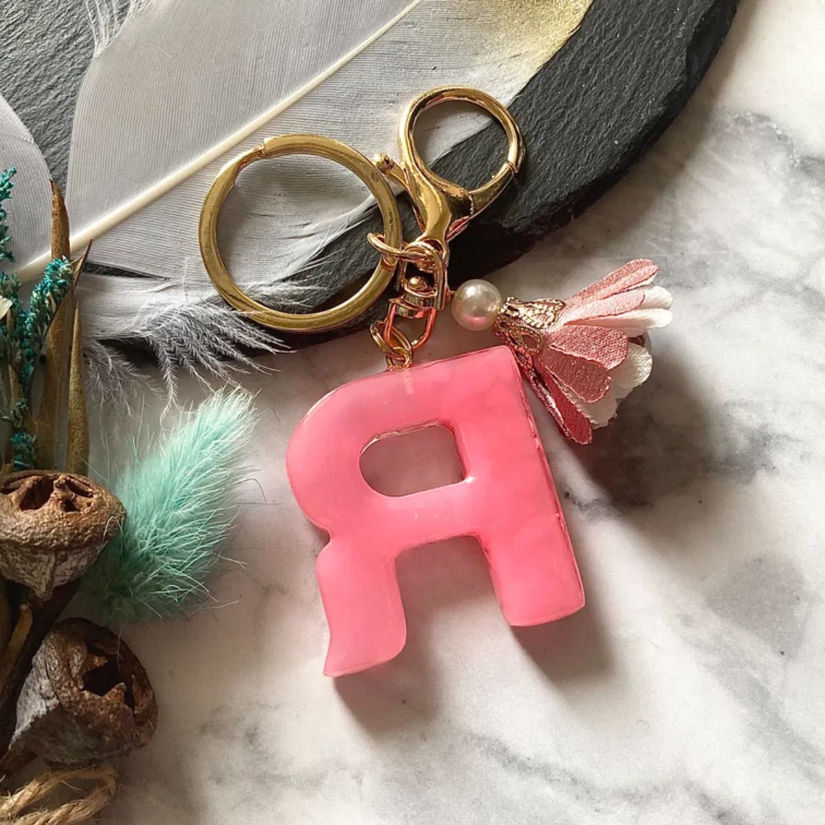 チェリークォーツ×シェル レジンイニシャルキーホルダーR - メルカリ