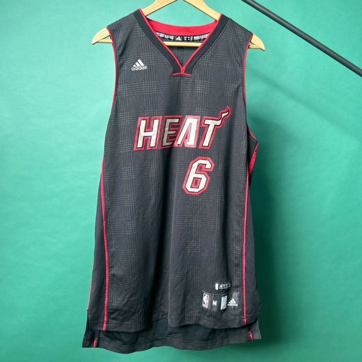 adidasのタンクトップ（レッド系）を使った人気ファッション adidas