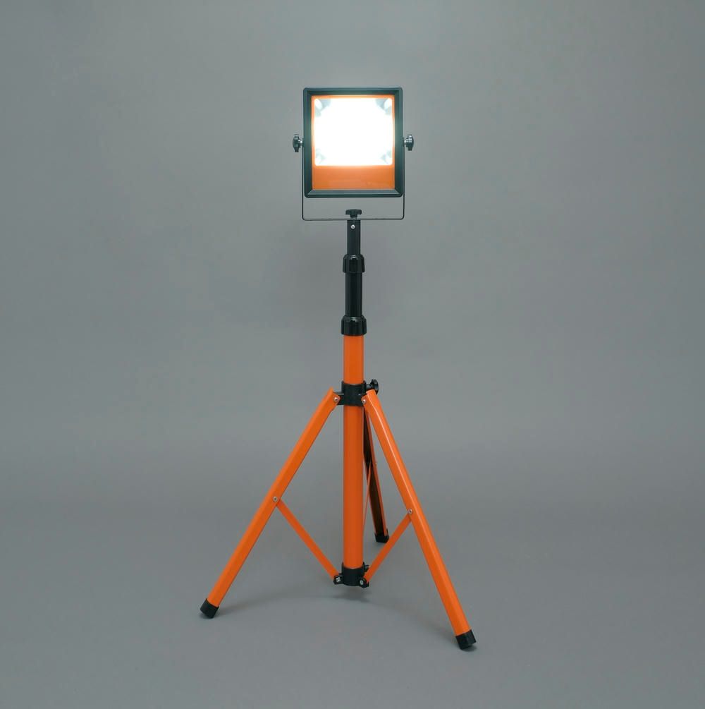 アイリスオーヤマ LEDスタンドライト 幅約84.5×奥行約73.8×高さ約88-185cm 虫が寄りにくい 防水 三脚付き スタンドライト 防雨型 屋内 屋外兼用 5000lm IRIS OHYAMA LWT-5000ST