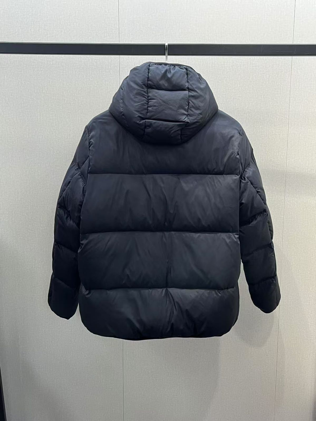 MONCLERモンクレール 男性用ショートダウンジャケット｜