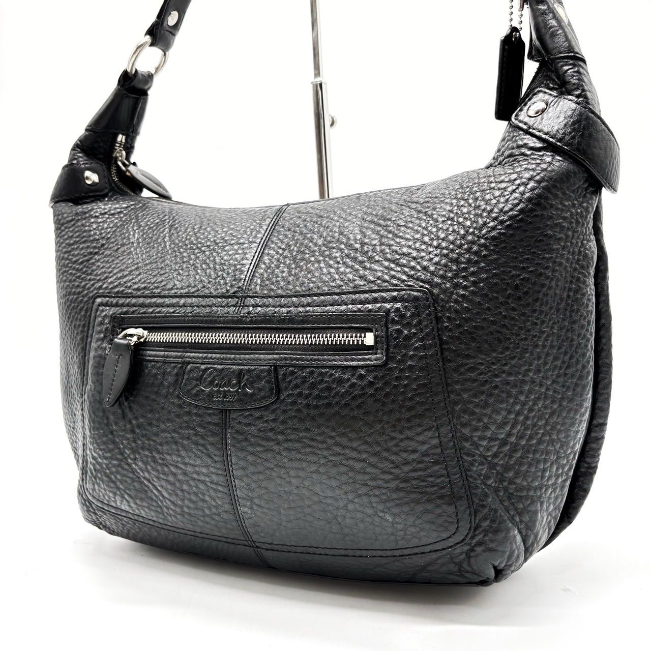 美品✨コーチ メッセンジャーバッグ レザー 本革 肩掛け 斜め掛け ロゴ型押し 美品COACH メッセンジャーバッグ ロゴ型押し チャーム 本革 キャメル