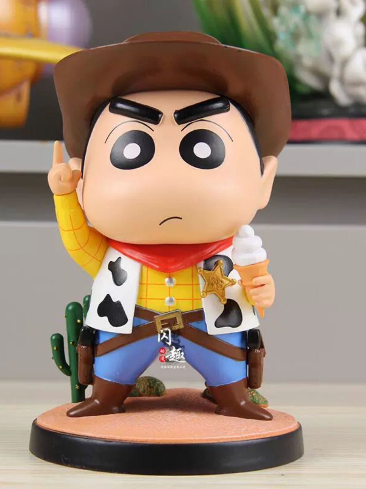 【送料無料・美品・新品未使用】高さ17cmクレヨンしんちゃん　ウッディ　コスプレフィギュア