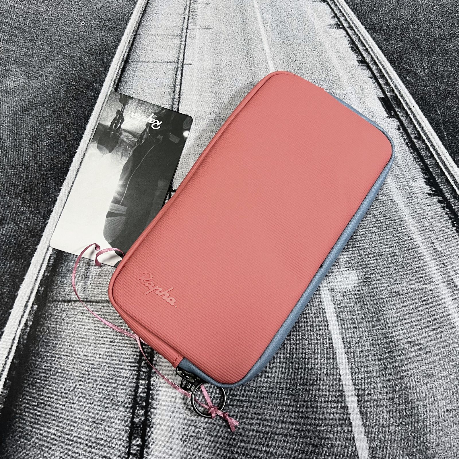 新品 Rapha ラージサイズ レインプルーフ エッセンシャル ケース ピーチ Rapha ラファ] Rainproof Essentials Case - Large ピーチ