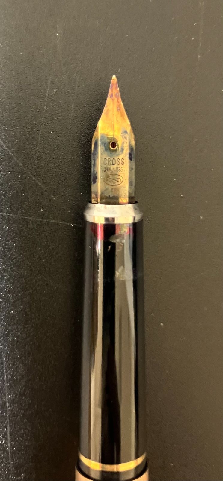 585