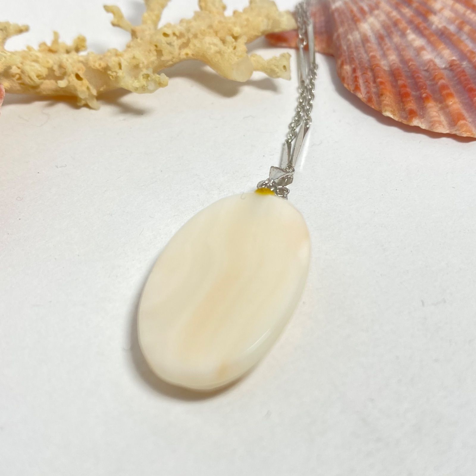 天然珊瑚彫刻ペンダント 女性の横顔