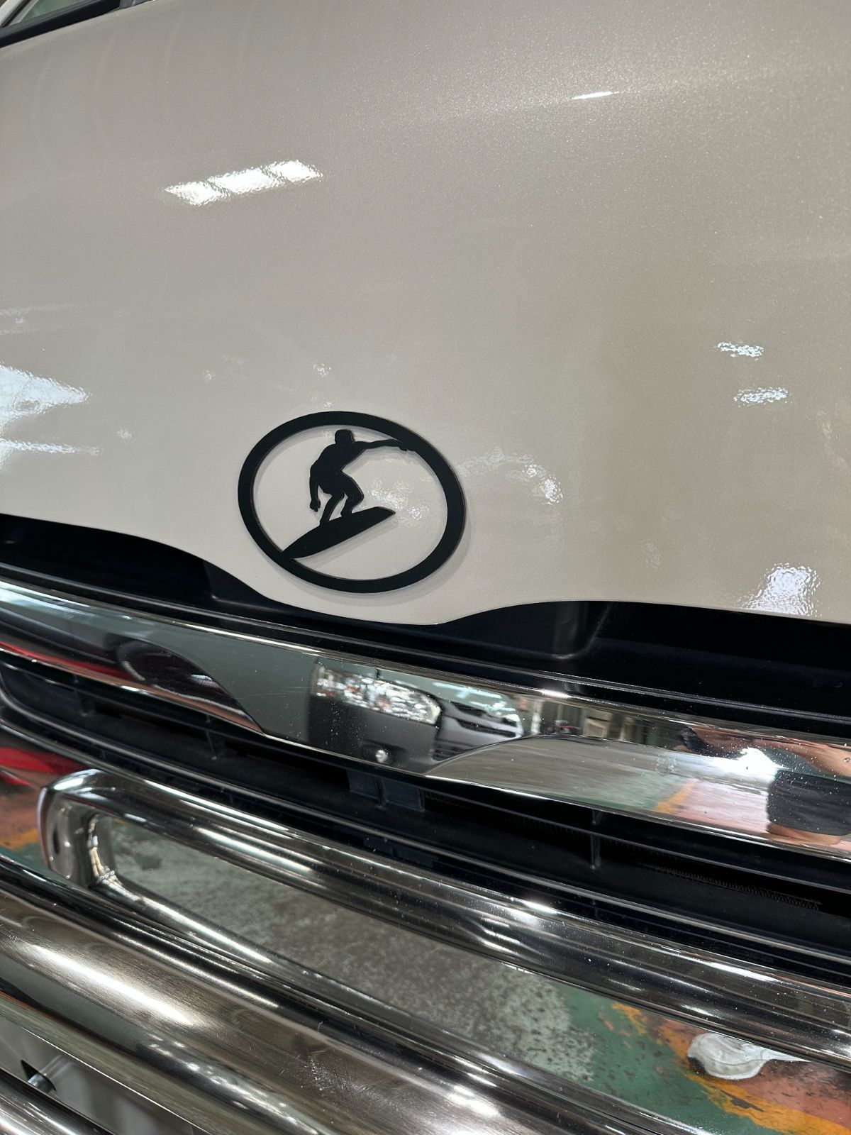 サーフィンエンブレム　ハイエース　リア用（※画像はフロント用）　艶無し黒　縦：9㎝　横：13㎝　厚み：2㎜