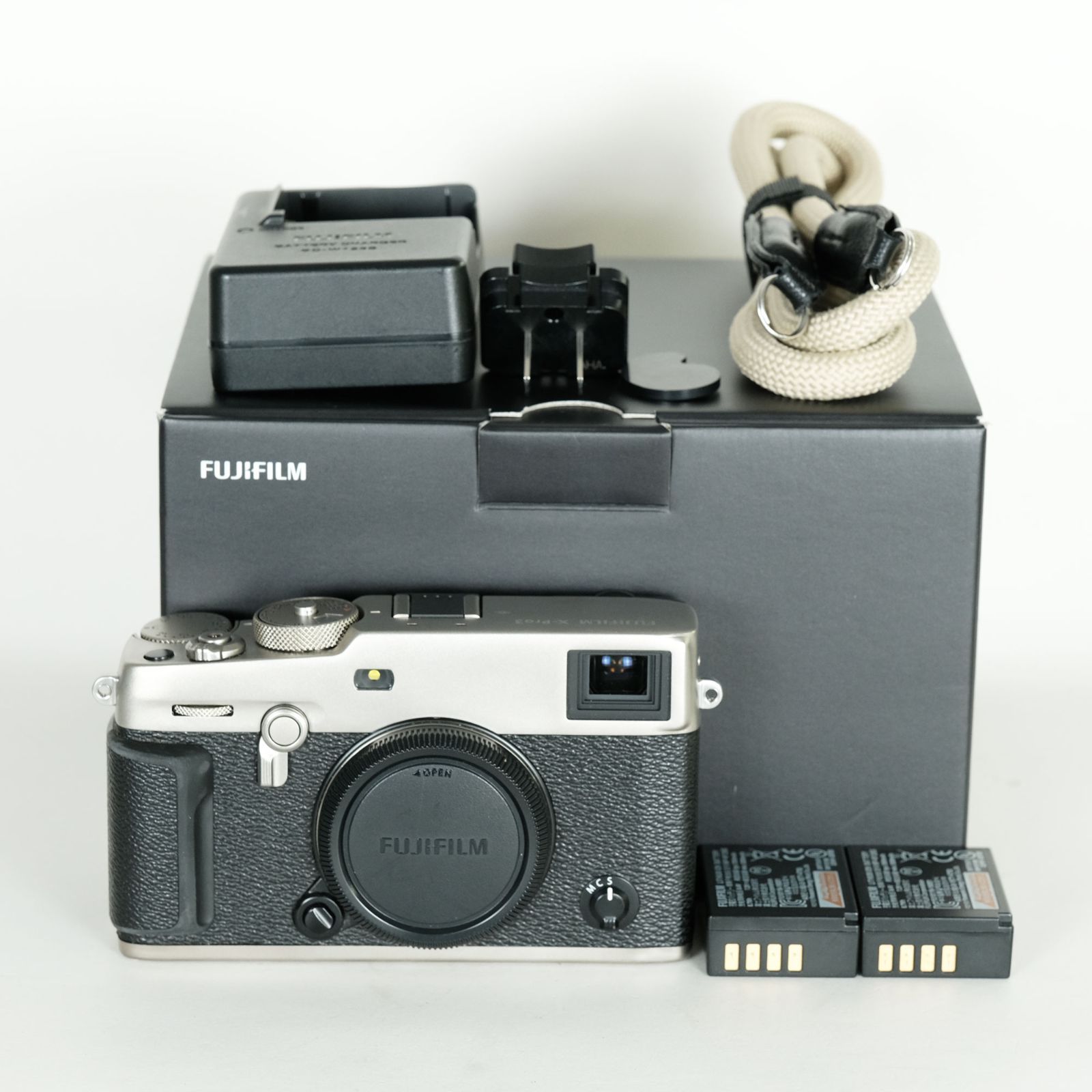 【良品】Fujifilm x-pro2 本体+充電器 シャッター枚数 3,365 良品】Fujifilm x-pro2 本体+充電器 シャッター枚数 3,365