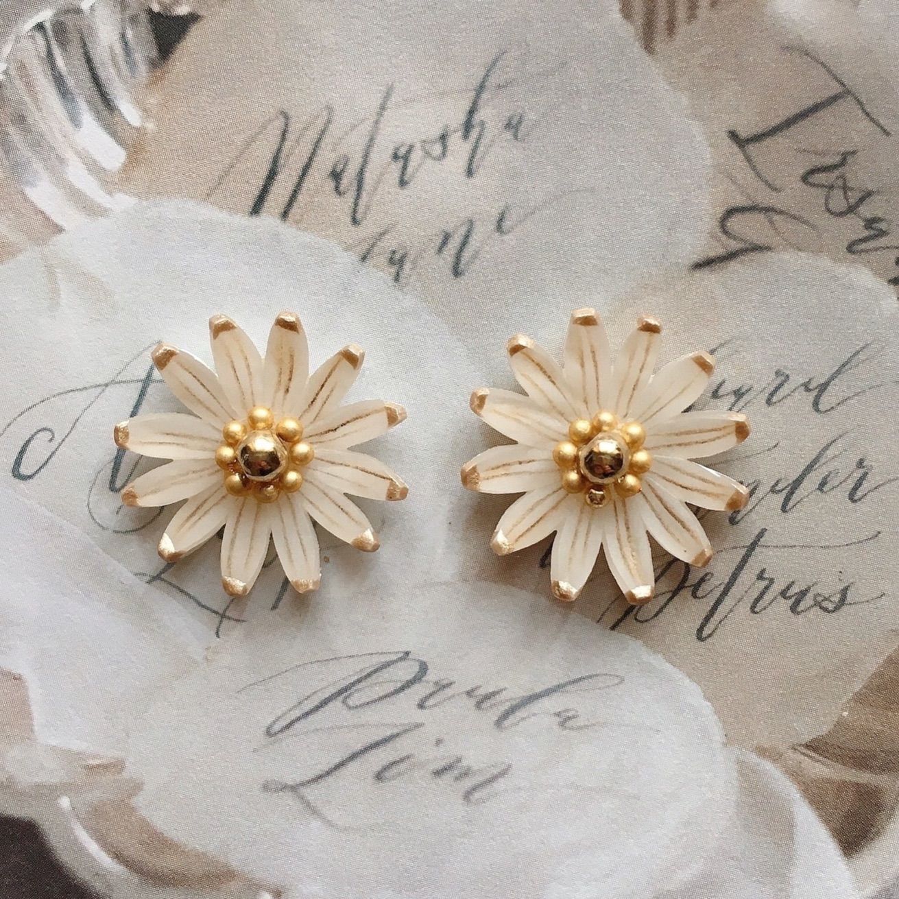 マーガレット ピアス イヤリング＊ホワイト - メルカリ 