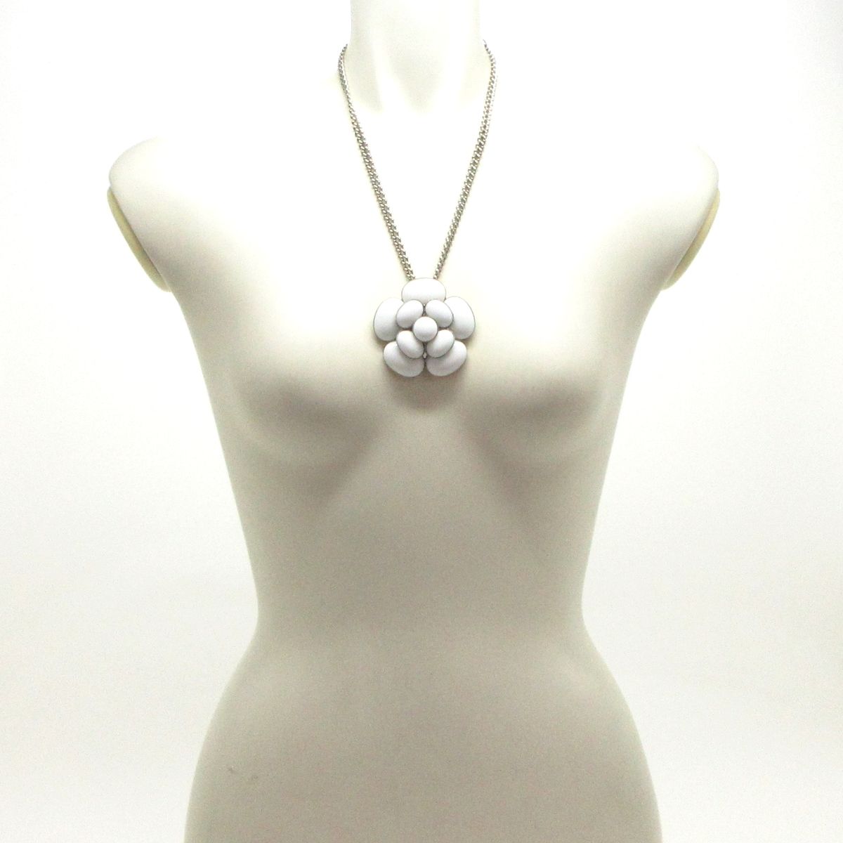CHANEL(シャネル) ネックレス - 金属素材 白×シルバー カメリア - メルカリ 