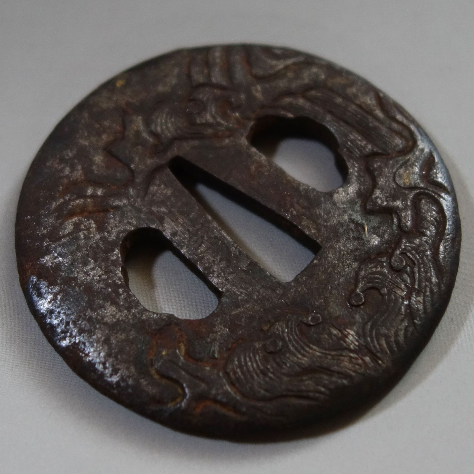 鍔 鉄地雨図鐔 真鍮象嵌 無銘 日本刀 刀装具 骨董 古美術 江戸時代 時代物 鍔 【 在銘 鉄地 荒波図鍔 】 日本刀 刀装具 鐔 骨董 古美術