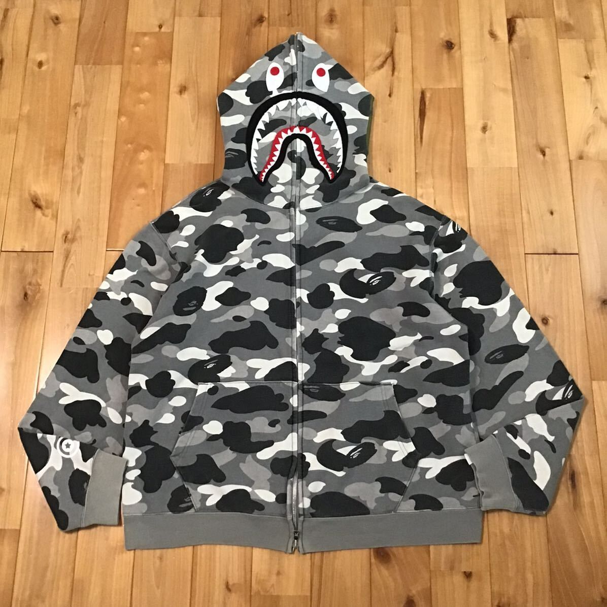 a bathing ape ☆NFS限定☆ シャークパーカー Mサイズ