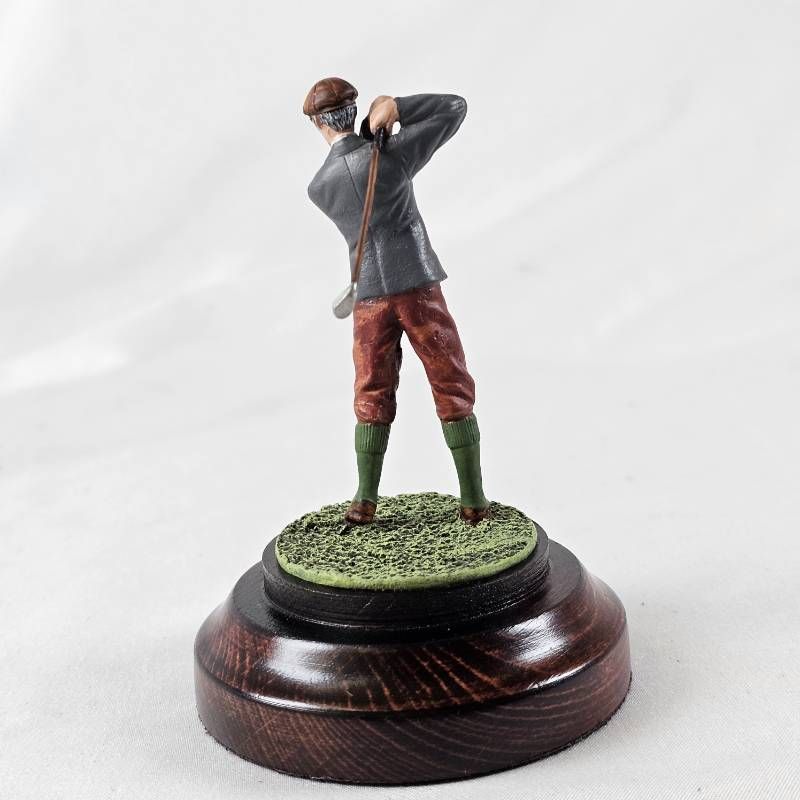 ファインアートミニチュア ゴルフをするジェントルマン