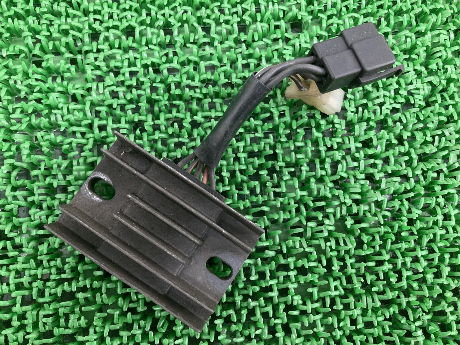 グラストラッカー レギュレター スズキ 純正 中古 バイク 部品 NJ47A 29B SH572A-12 ST250 レギュレーター レクチファイア 車検 Genuine