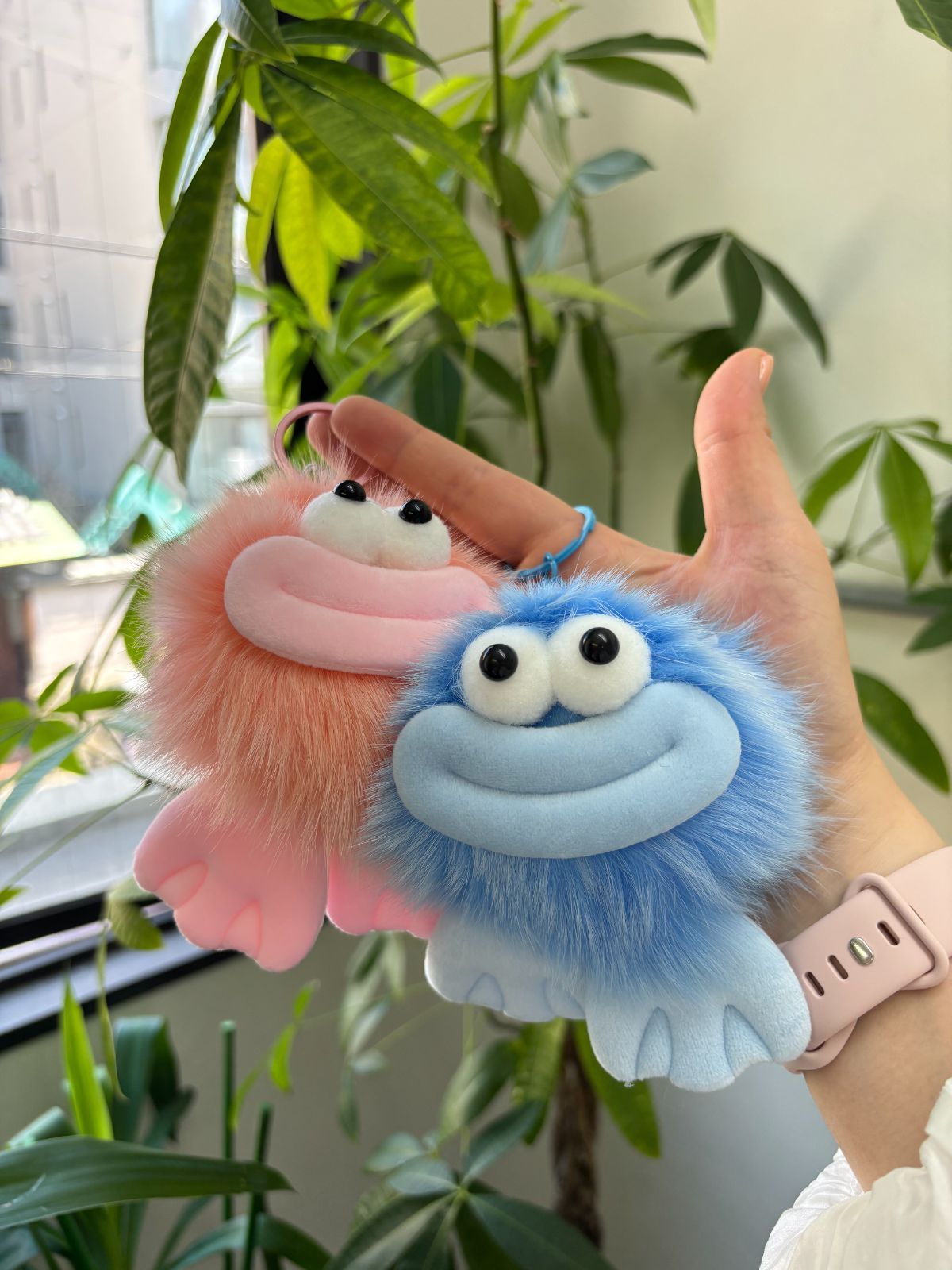 ぬいぐるみキーホルダー くちびるモンスター 大きいふわふわ