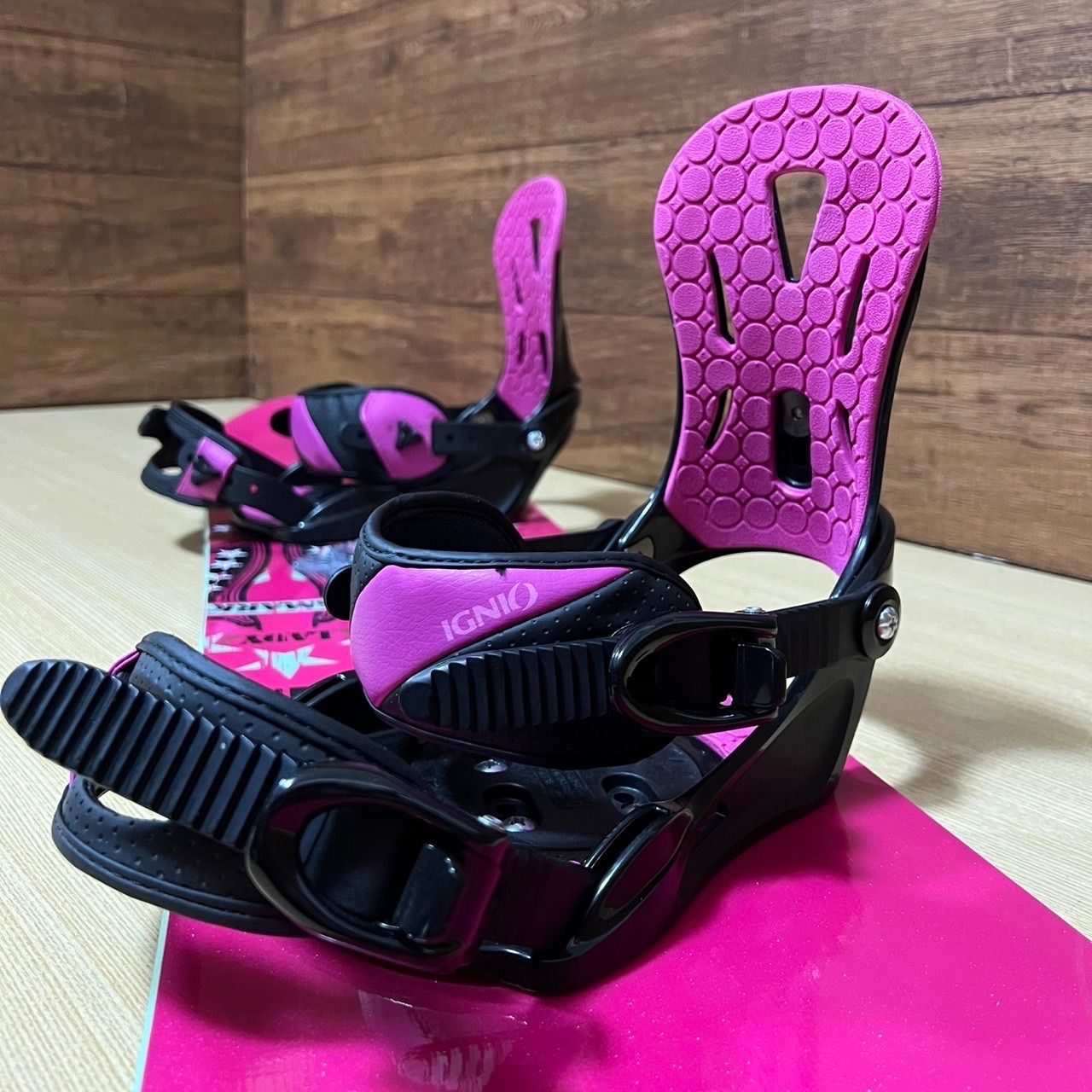 KISS MARK キスマーク IGNIO イグニオ レディース スノーボード 2点セット ボード 142 cm バインディング 23〜26 カワイイ おしゃれ