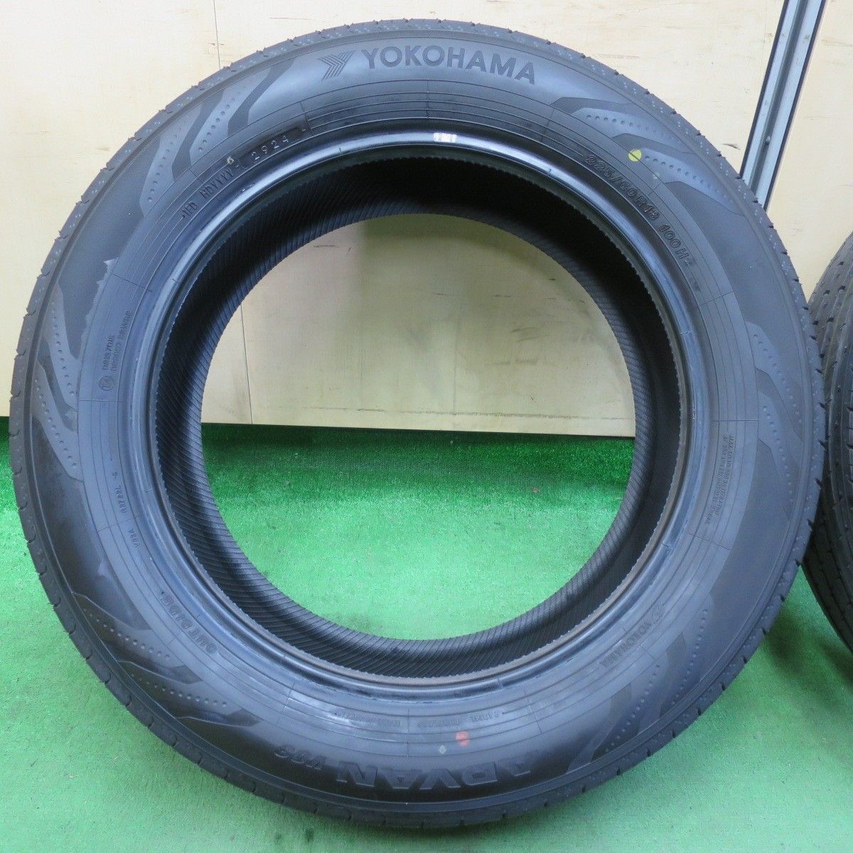 送料無料] 新車外し！24年☆225/60R18 ヨコハマ アドバン V03 タイヤ 