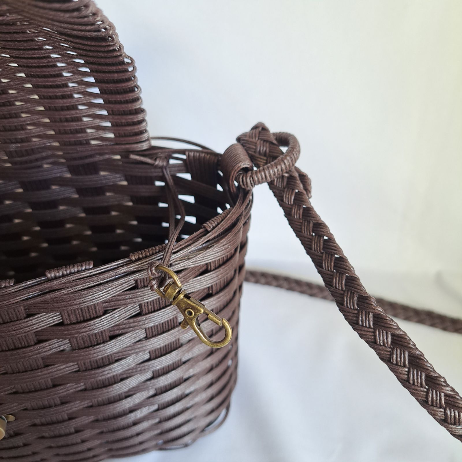 長さ調節可能 クラフトバンド 蓋付きショルダーバッグ くろみつ