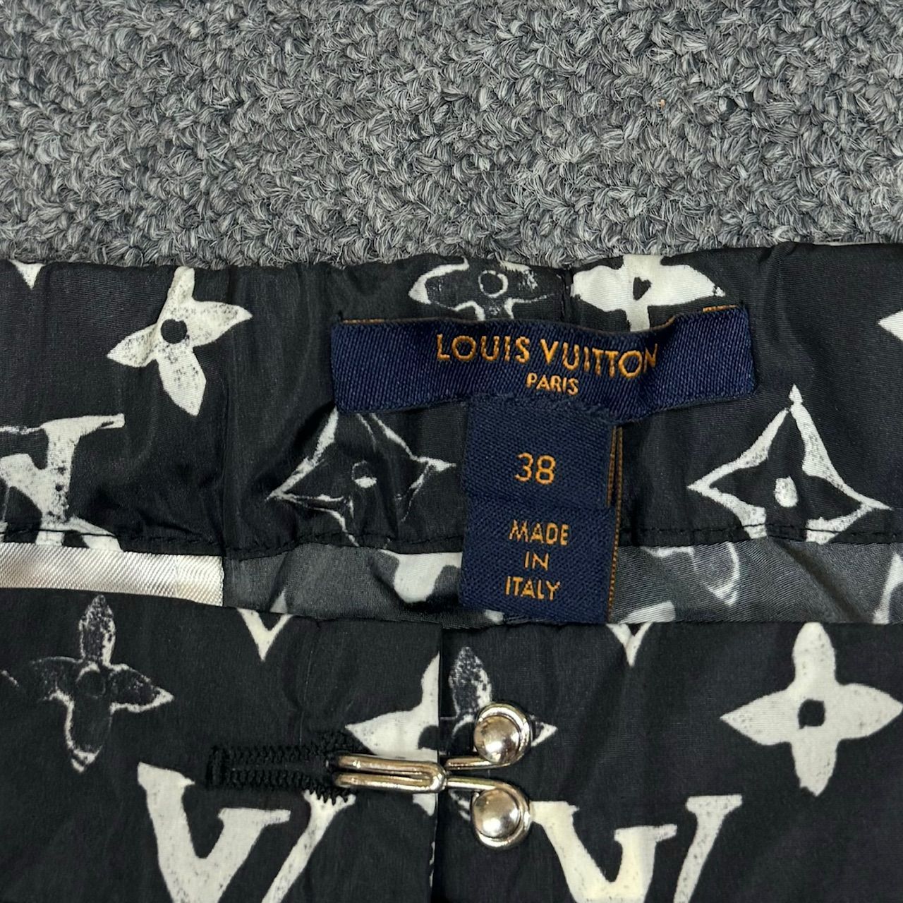 国内正規 定価281600円 LOUIS VUITTON 19AW ステンシルエフェクトモノグラムジョギングパンツ イージーパンツ ルイヴィトン  RW192W DFU FHPA29 38 72396A4 - メルカリ