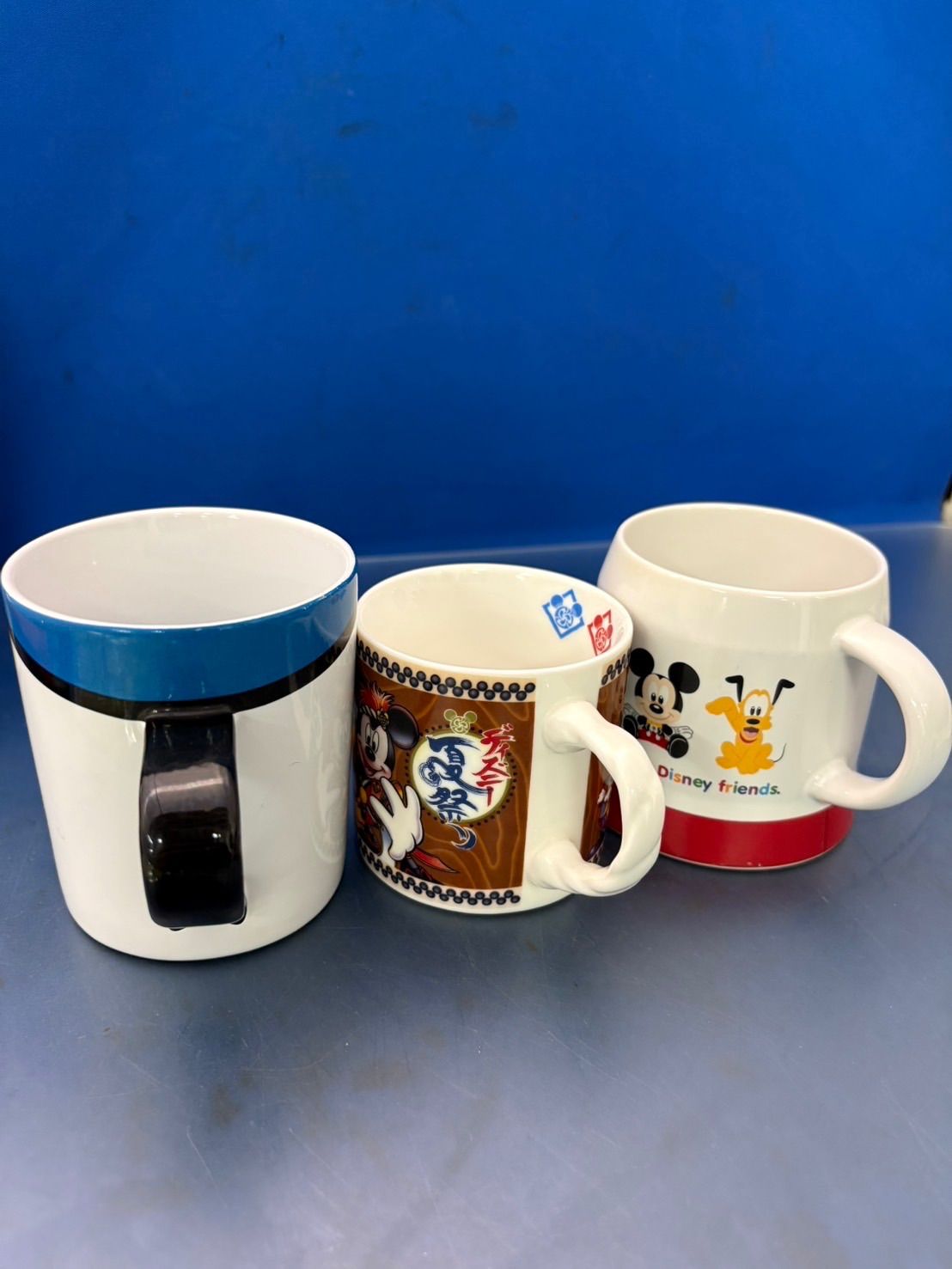 ディズニー Make Your Favorite トレー マグカップ セット 食器棚の一角♡ . . その時々の気分で お気に入りのマグを並べて