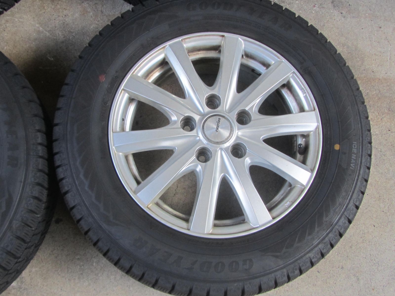 人気】195/65R15 スタッドレス グッドイヤー アイスナビ8 2024年 80系