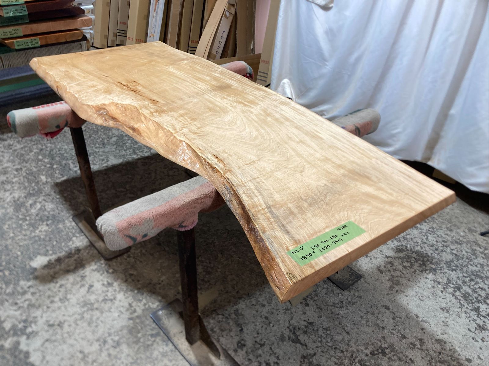 楓9289 メープル メイプル 一枚板無垢 乾燥材 1850ｘ570‐700-680ｘ43mm カウンター 店舗 リフォーム 棚板 テーブル