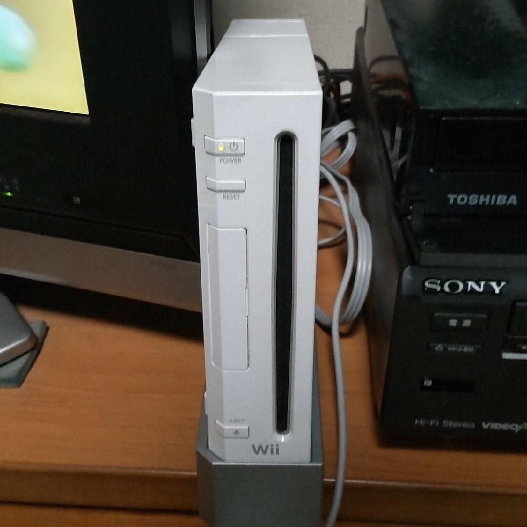 中古美品】すぐに遊べるリモコン/ヌンチャク各2台 Wii Sports 付き 