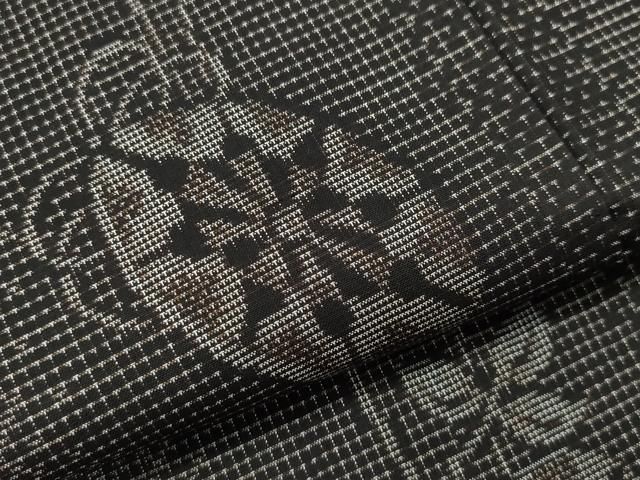 平和屋着物○本場大島紬 9マルキ 泥染め 源氏車枝葉文 興紬商店謹製