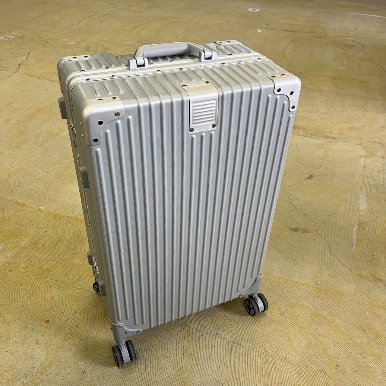Yuweijie] シルバー素材のアップグレード！！スーツケース アルミ