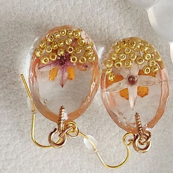 ハンドメイド✜ピアス レジン 押し花 ビーズ ゴールド