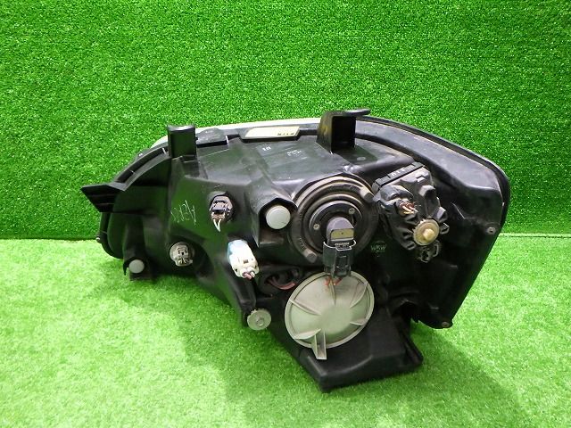 トヨタAZR60ノア後期純正へッドライト左右 AZR60⁄65 ノア 後期 純正HID