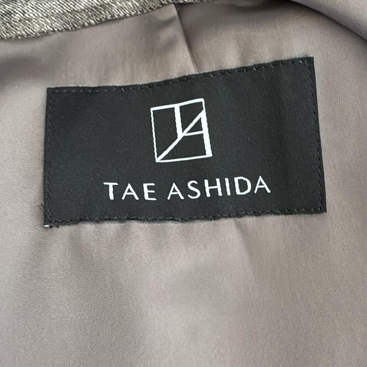 - ライトブラウン