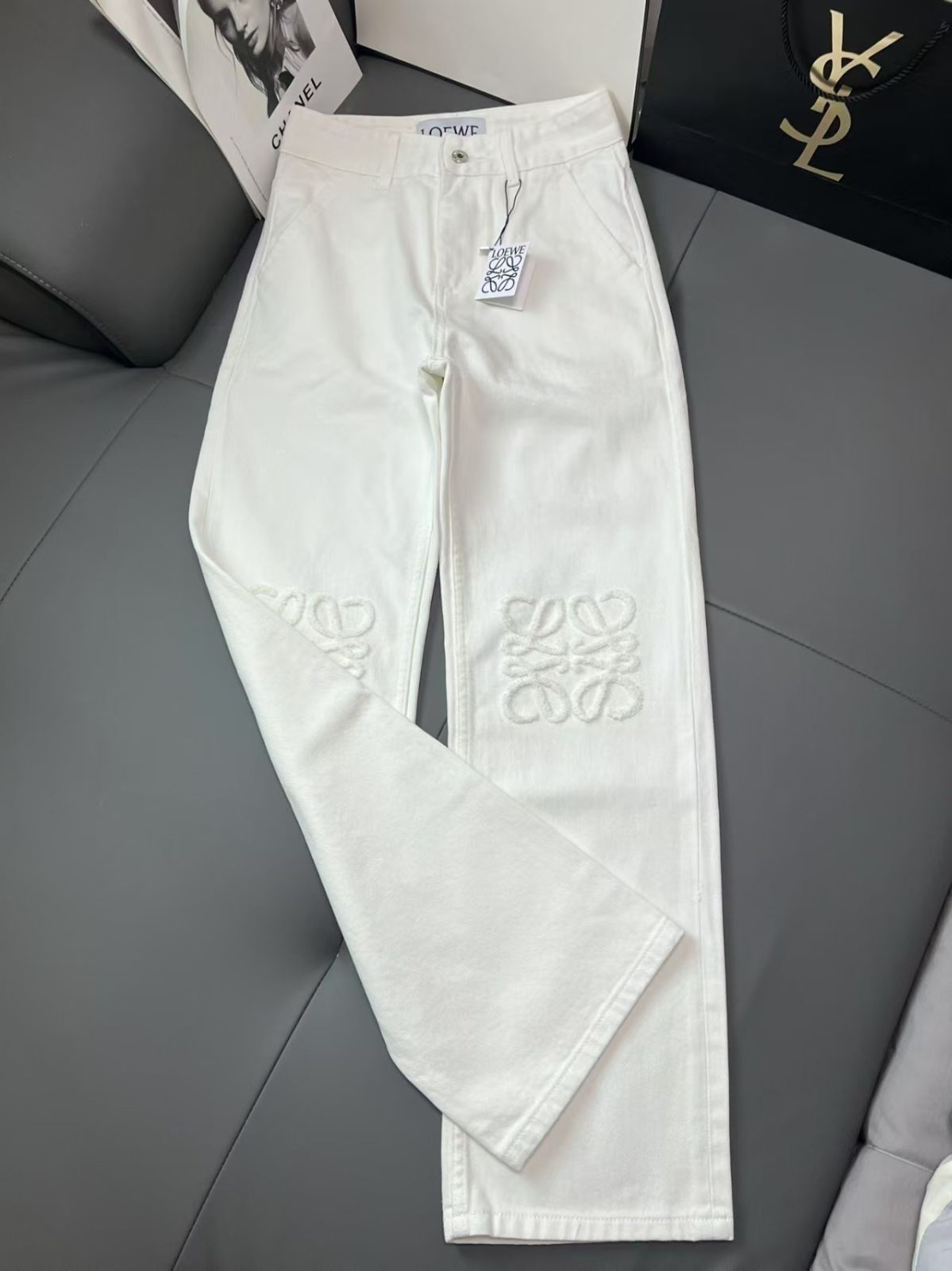 刺繍入りホワイトストレートデニムパンツ
