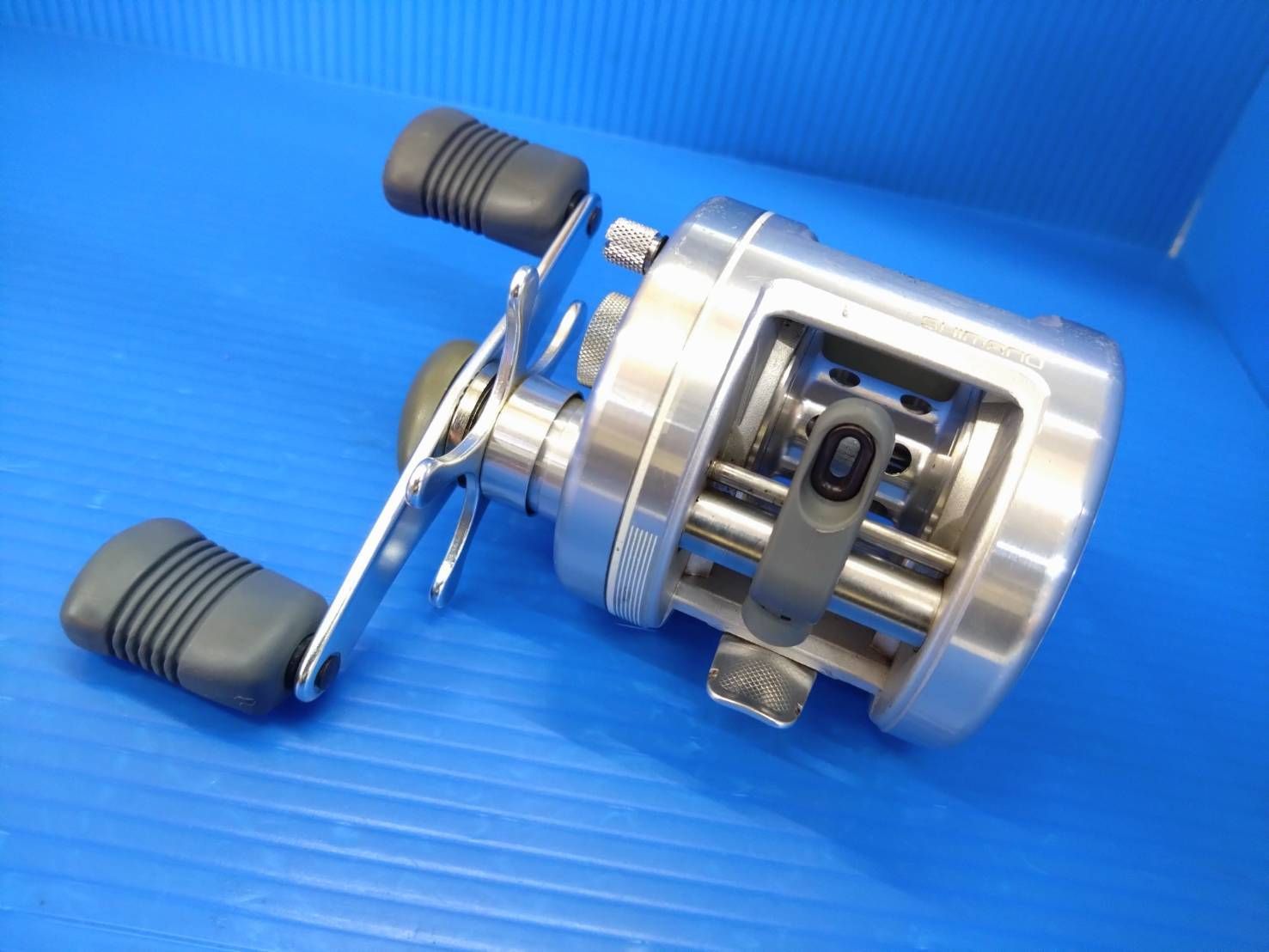 日本製 シマノ カルカッタ 200 RH332 ベイト 右巻き 駆動良好