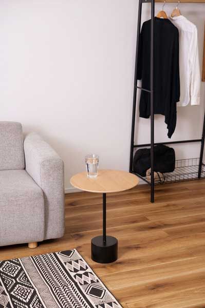 とブラックアイアンレッグのサイドテーブル