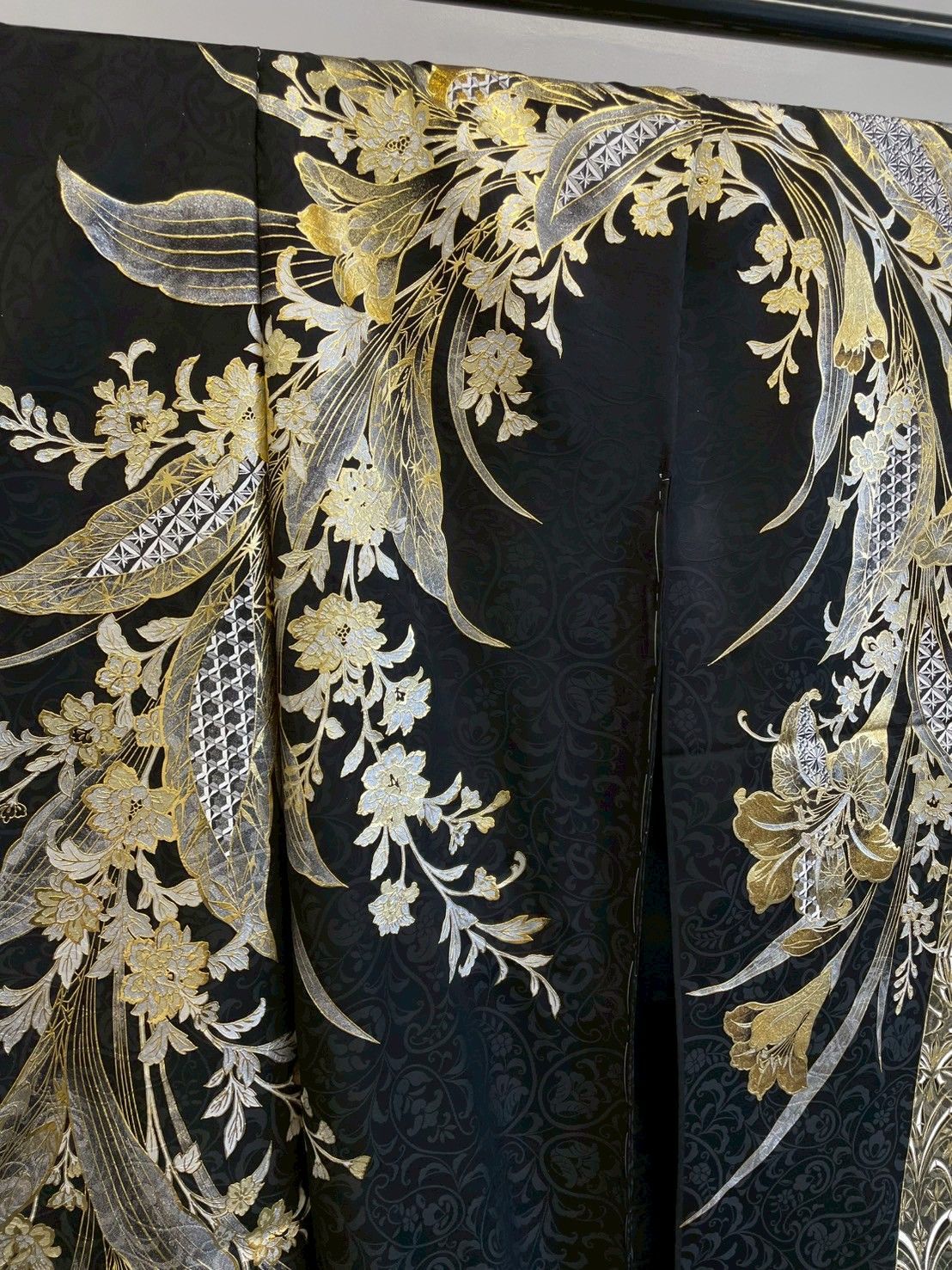 振袖 関芳　黒地金彩　振袖単品未仕立て 新品・未使用品】十日町関芳 金彩振袖 黒金 成人式 振袖 未仕立て品