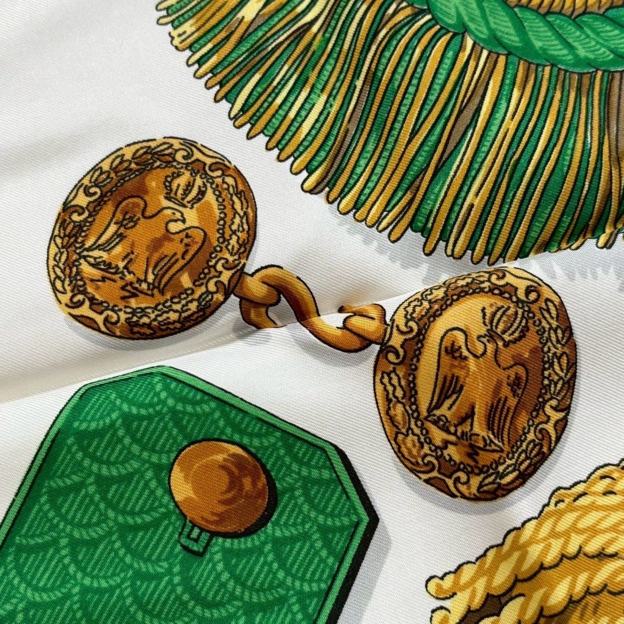 HERMES エルメス スカーフ 緑 金 caty Epaulettes カレ90 レディース