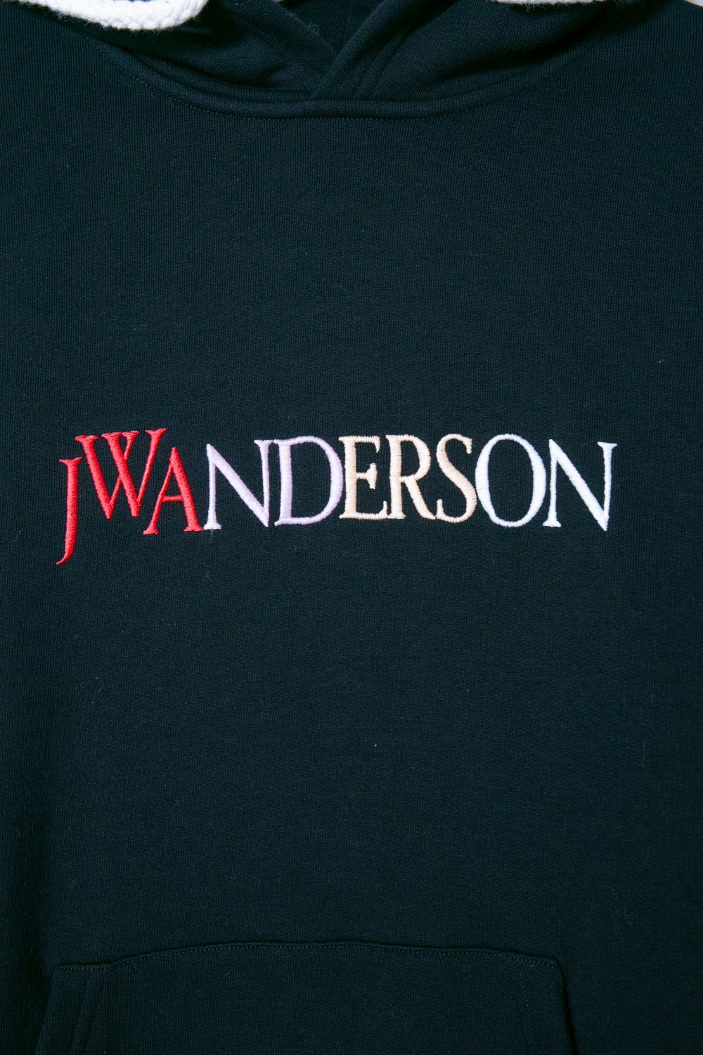 【売れ筋】JW Anderson ロゴ 刺繍 ポーバー フーディ JW Anderson（ジェイダブリューアンダーソン）の「JW ANDERSON