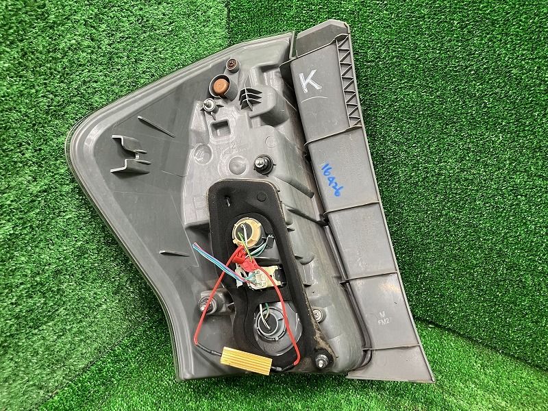 プリウスα ZVW41W 右テールランプ・テールライト S 5人 スタンレー 47  