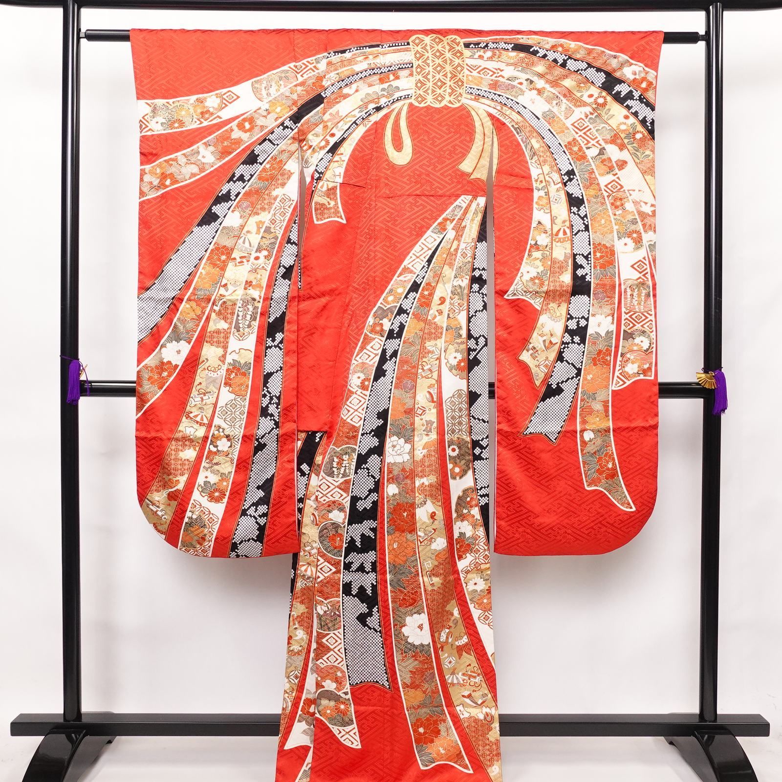 振袖フルセット(7点)・濃紺・古典柄・飛鶴・金駒刺繍・舞桜・正絹 振袖フルセット(7点)・濃紺・古典柄・金駒刺繍・飛鶴・舞桜・正絹