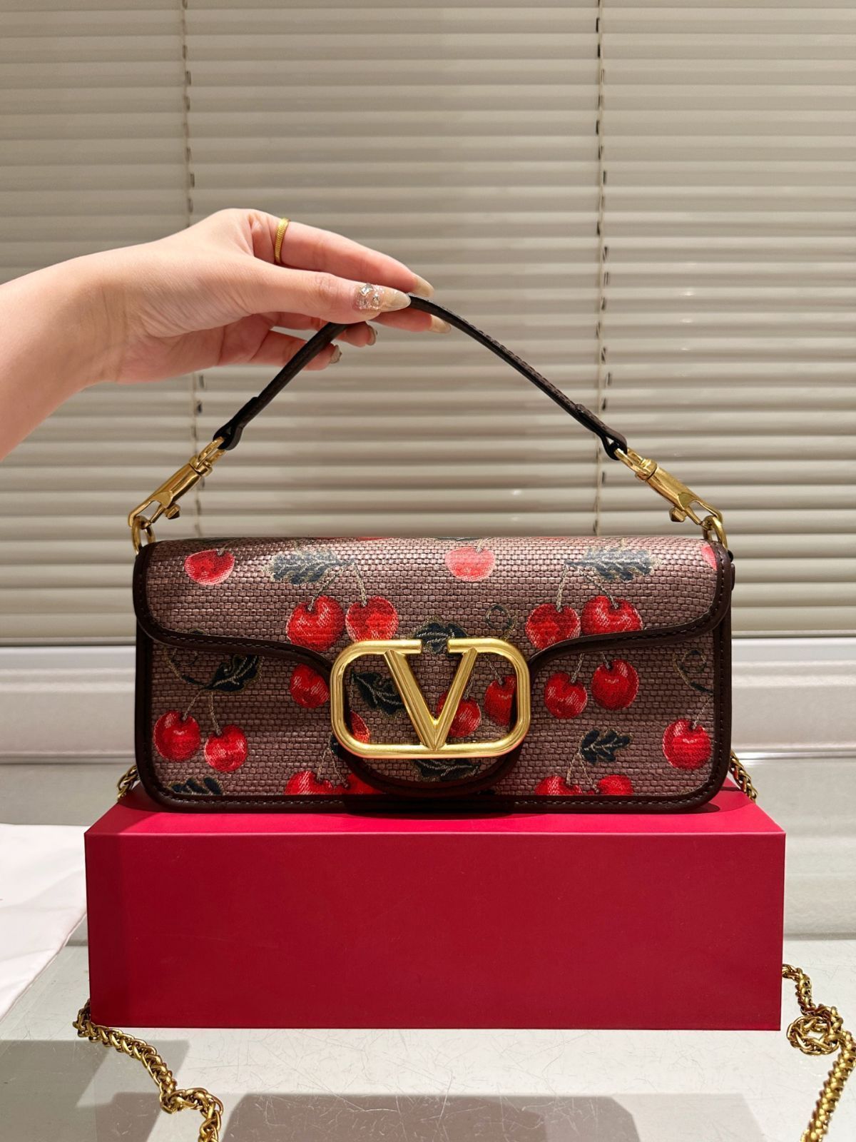 関税送料込み- VALENTINO VLOGO LOCO ショルダーバッグ 関税送料込み- VALENTINO VLOGO LOCO ショルダーバッグ
