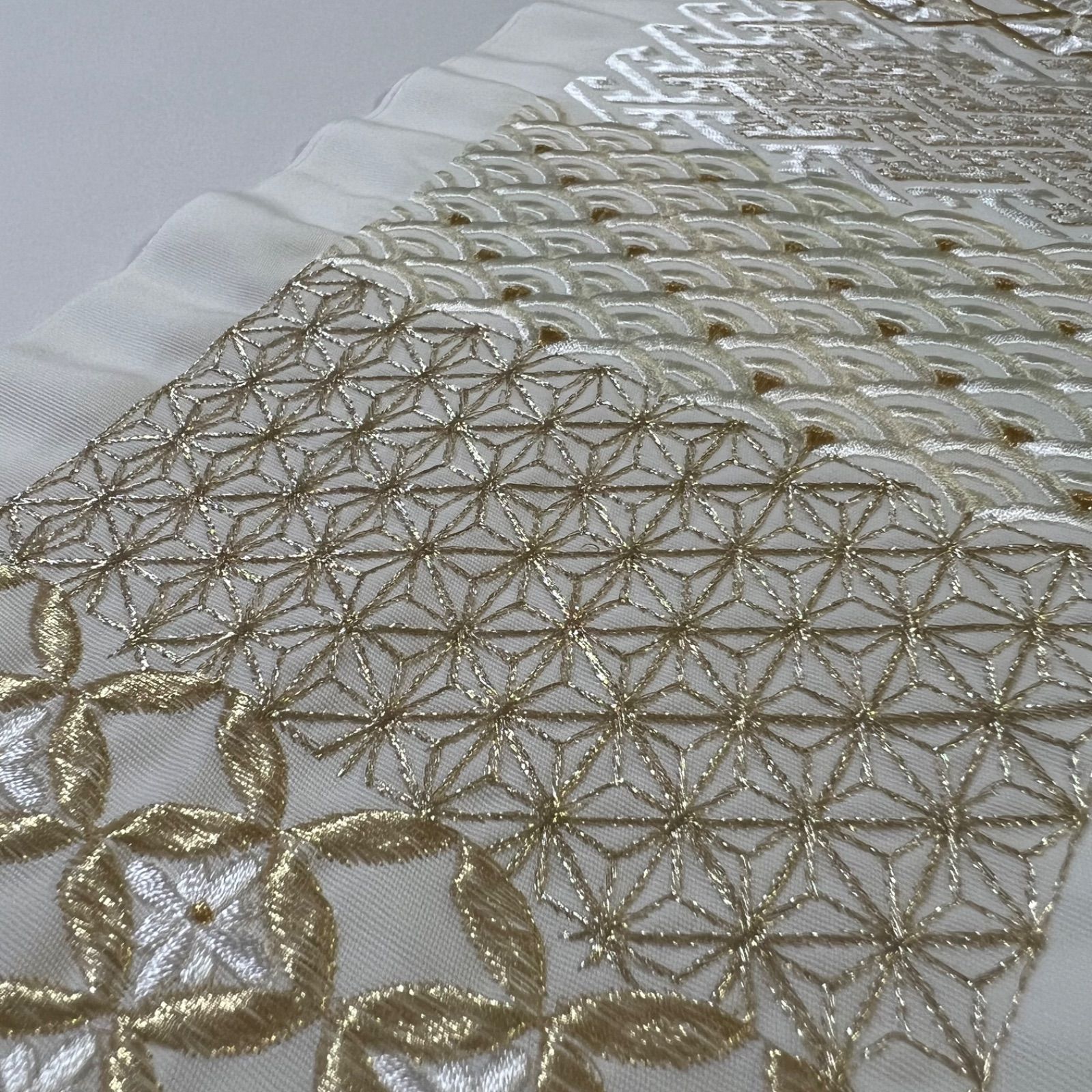 L 037 刺繍半衿 白 ゴールド 七宝 麻の葉 青海波 紗綾形 花菱